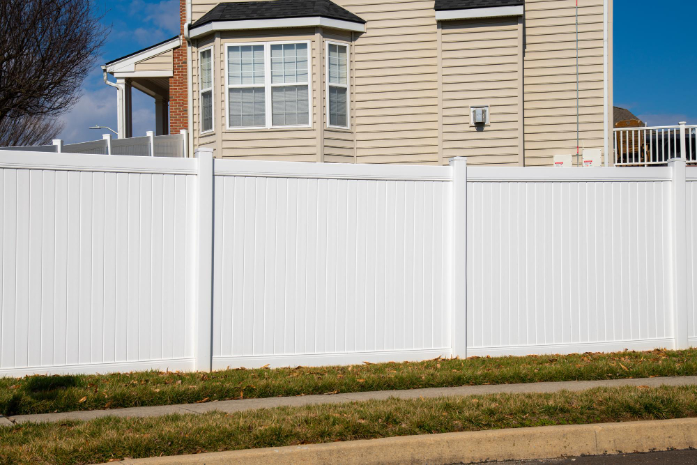 Top Reasons to Invest in a Vinyl Fence