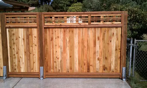 Lattice Top Fence installed by Wulff Fence