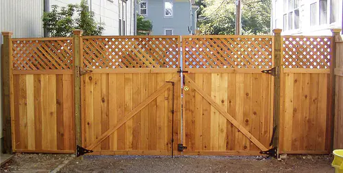 Lattice Top Fence installed by Wulff Fence